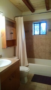 Amazing log cabin, Views, Hot Tub, Fireplace, Decks, private!