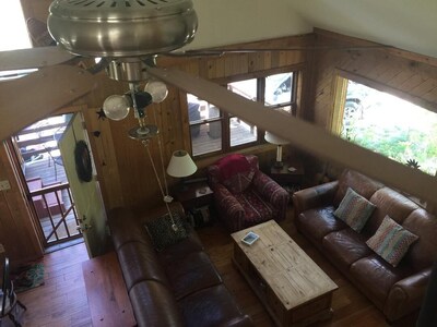 Amazing log cabin, Views, Hot Tub, Fireplace, Decks, private!