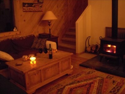 Amazing log cabin, Views, Hot Tub, Fireplace, Decks, private!