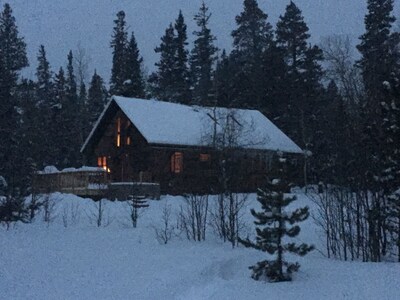 Amazing log cabin, Views, Hot Tub, Fireplace, Decks, private!