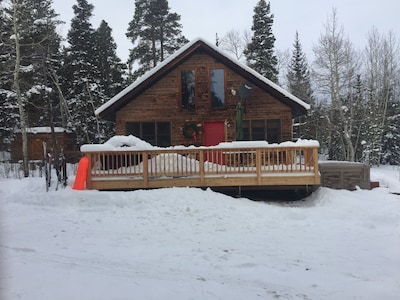 Amazing log cabin, Views, Hot Tub, Fireplace, Decks, private!