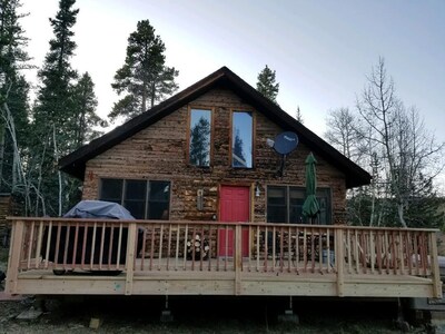 Amazing log cabin, Views, Hot Tub, Fireplace, Decks, private!