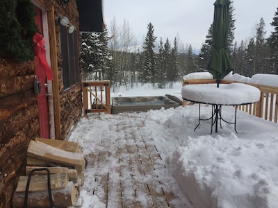 Amazing log cabin, Views, Hot Tub, Fireplace, Decks, private!