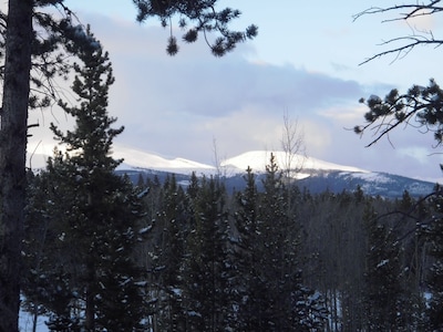 Amazing log cabin, Views, Hot Tub, Fireplace, Decks, private!