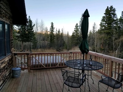 Amazing log cabin, Views, Hot Tub, Fireplace, Decks, private!