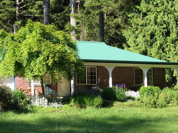 The Cozy Cattail Cottage 