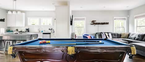 Modern Large Home W/Pool Table!