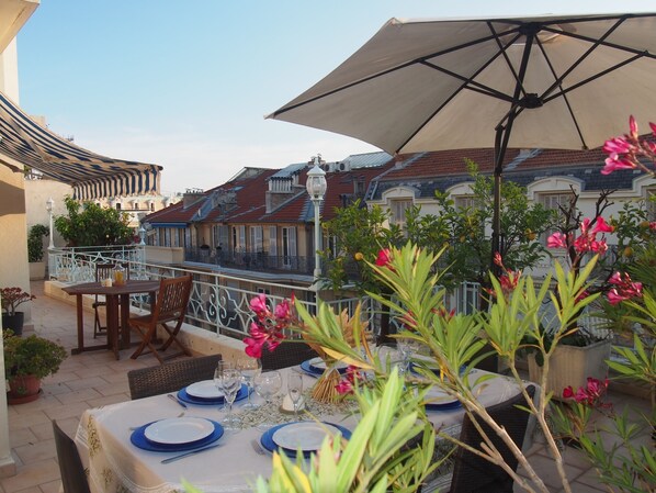 Outdoor dining