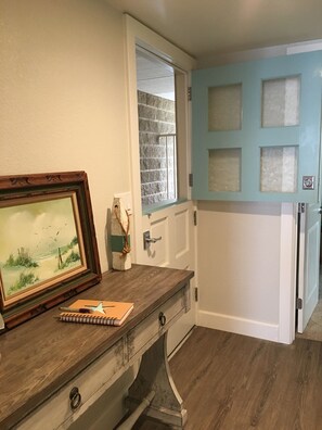 Welcome, entry with Dutch door for fresh ocean breeze
