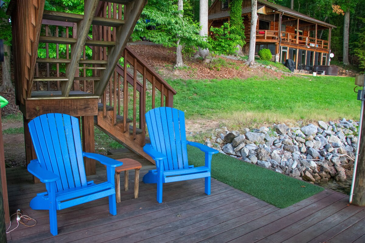 Waterfront – VIEW!, hot tub, deck, dock, pool table, fireplace, WiFi, dogs ok