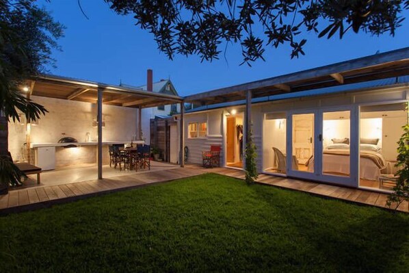 Alfresco entertaining area, table extends to seat 8 comfortably 