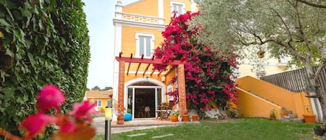 fachada da casa e apartamento ao fundo