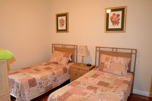 BR 3 w/ 2 twin-size beds