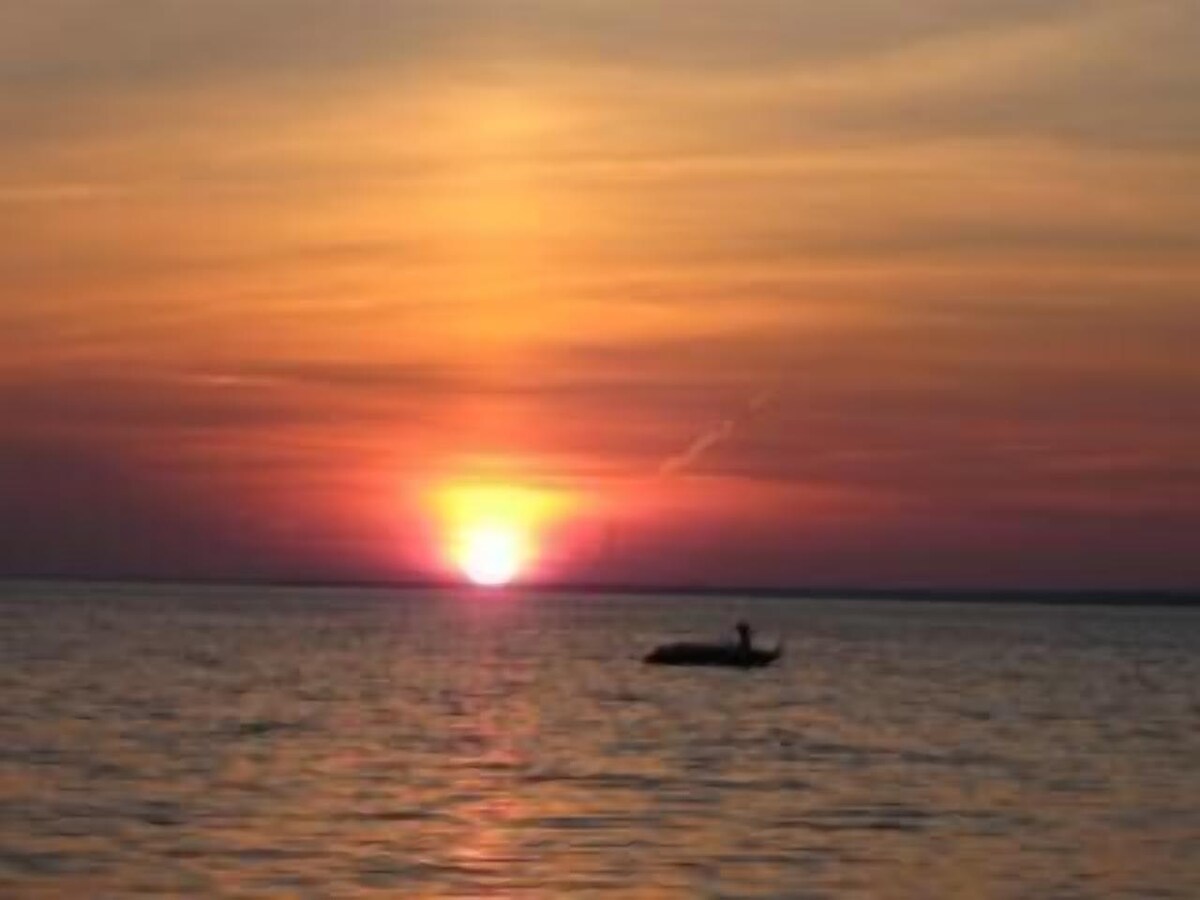 Oneida Lake Bright and airy South Shore Lakeside Cottage