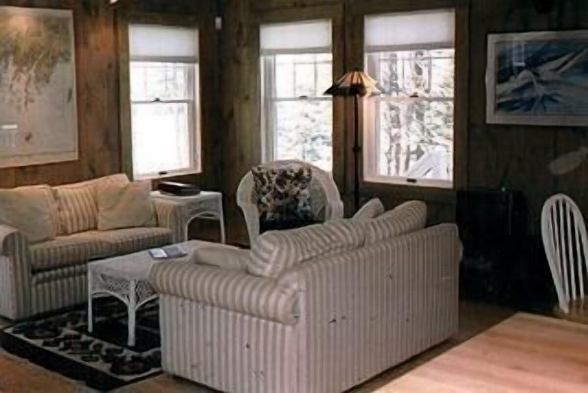 Delightful, Secluded Seaside Cottage at Martin Point