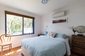 Queen bed with central bathroom