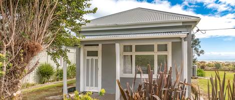 Quaint Renovated Miners Cottage