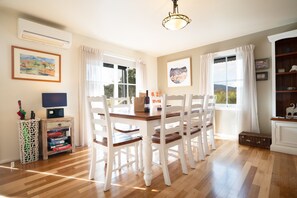 Dining area - seating for 8