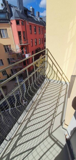 Balcony (shared)