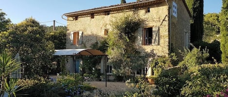 The authentic bastide in the heart of nature, close to the charming Flayosc