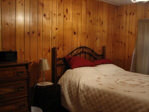 Queen Bedroom 1st flr