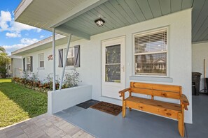 Front entrance to the Hudson Beach house, your vacation begins here!