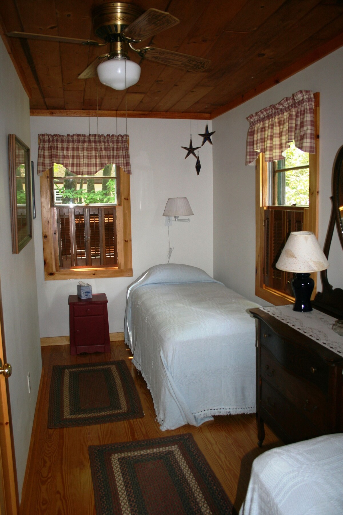 Saint George Lake, Charming Waterfront Cottage