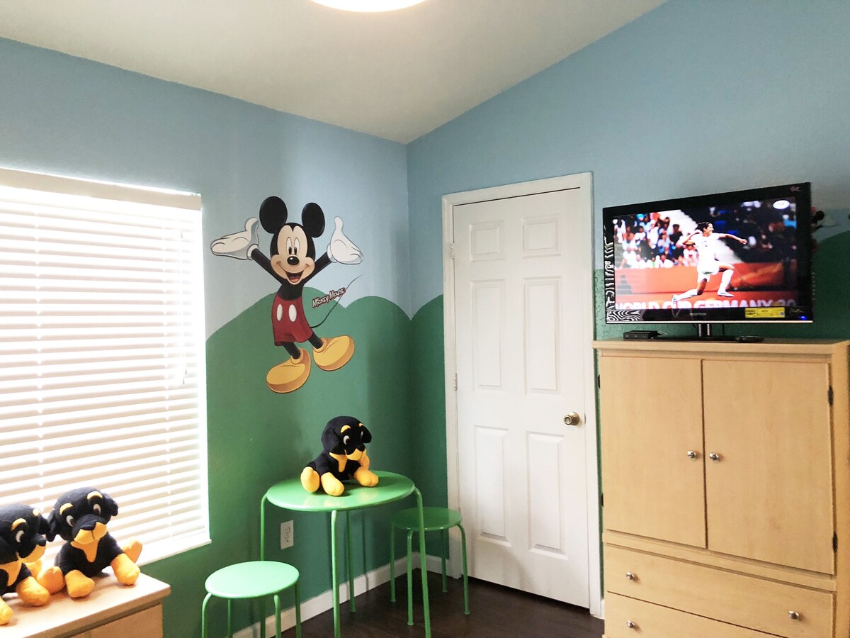 5 Stars Resort, 2 Miles To Disney, 3 BD, 3 BA, Private Pool, Free Wifi