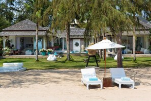 Beachfront Balinese Villa Mia w. Chef
