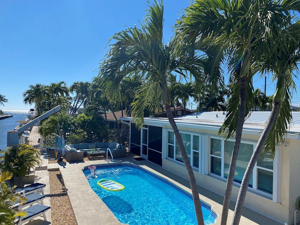 Grab your sunglasses and put on your flip-flops !