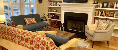 Living room features large flatscreen TV and gas fireplace