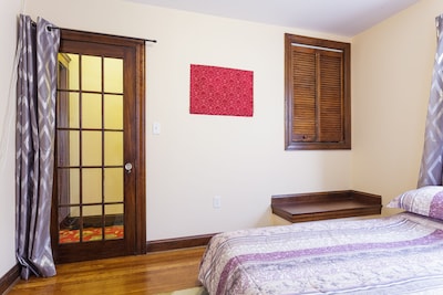 European style 3 Bed/2 Bath close to all (20 min to Back Bay/Copley Sq.)