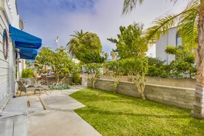 Private yard with lounge seating and BBQ (please note: the unit is the ground floor only)