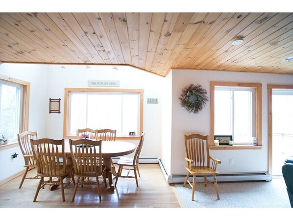 Dining area w/ seating for 8-10