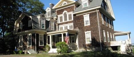 Magnificent Jamestown home