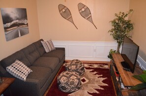 Sitting room with flatscreen TV 
