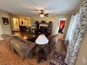 Large 2,100 sq ft corner unit in Vista Cay