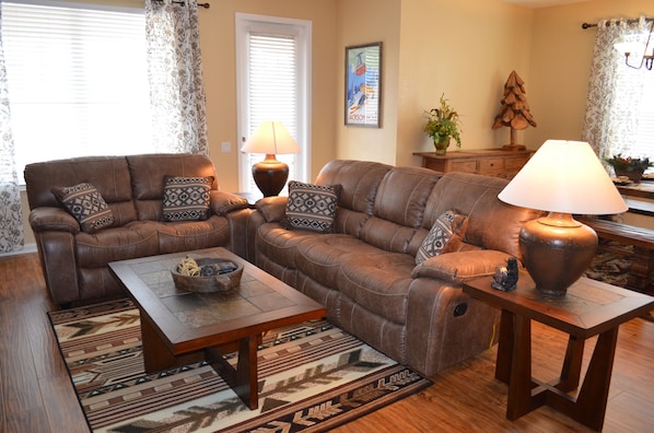 Gorgeous living room with luxurious leather couches