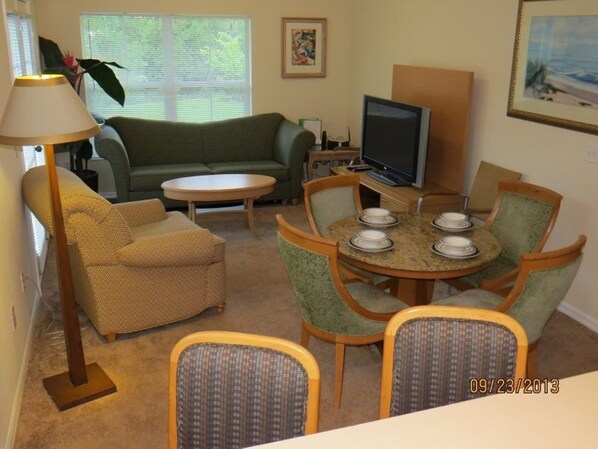Open Living and dining room with flat screen, wifi and free long distance in nor