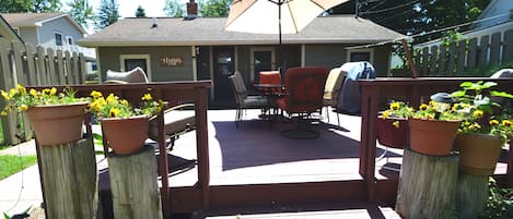 Large deck and private entrance. Morning coffee on the deck.