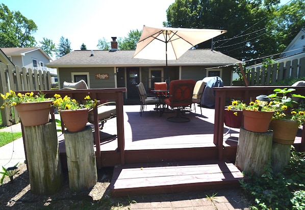 Large deck and private entrance. Morning coffee on the deck.