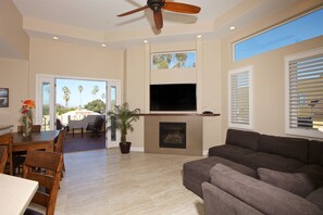 Open Livingroom to outside Deck Area