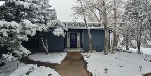 Mountain views, evergreens & aspens this quiet retreat is ideal in every season!