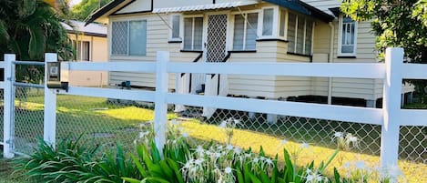 Duk 'n'Willa Beach Cottage - built in 1950 