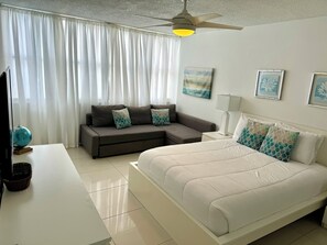 Master bedroom: Queen bed & sofabed, private bath