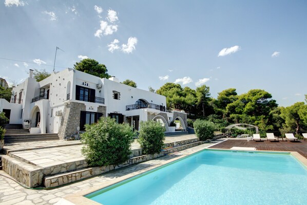 Perspective View of the Villa and the pool