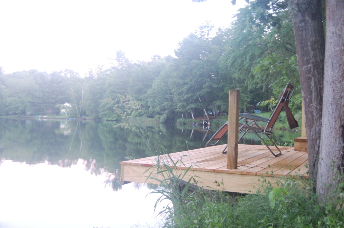 Beautiful Getaway – Right on the Lake-Close to Skiing
