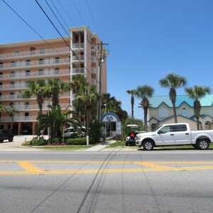 Ground floor, 1 bedroom condo, sleeps 4, 800 sq ft