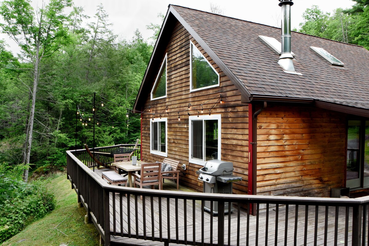 Serene Retreat on a Stream with Fire Pit Close to Skiing and Hiking