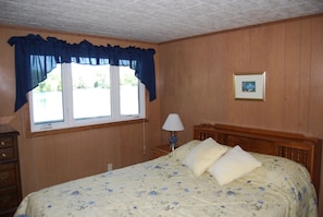 Master Bedroom, Queen